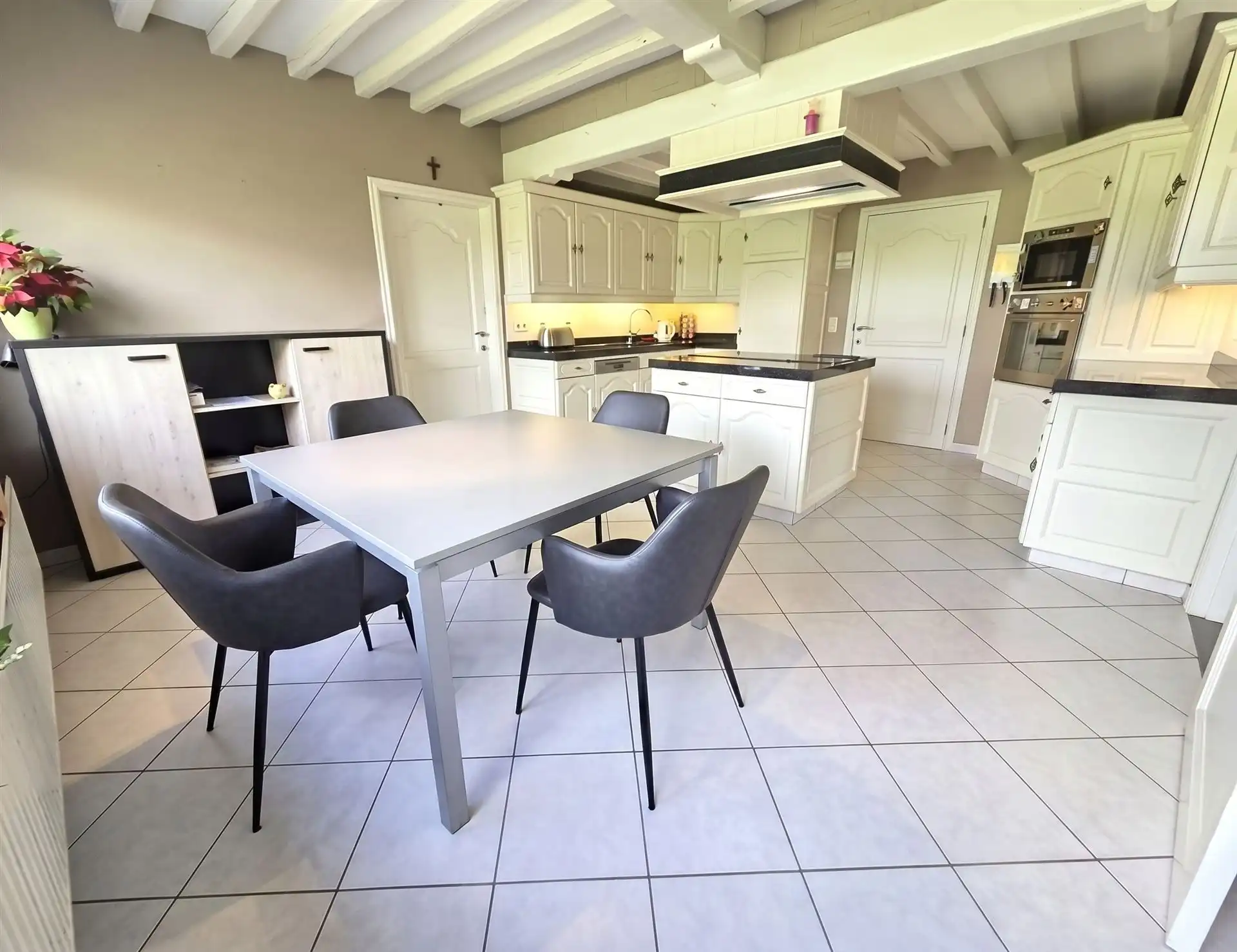 Stijlvolle woning met 4 slks op een perceel van 897m²  foto 7