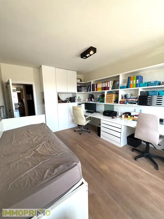 Zeer ruim en lichtrijk appartement te huur foto 18