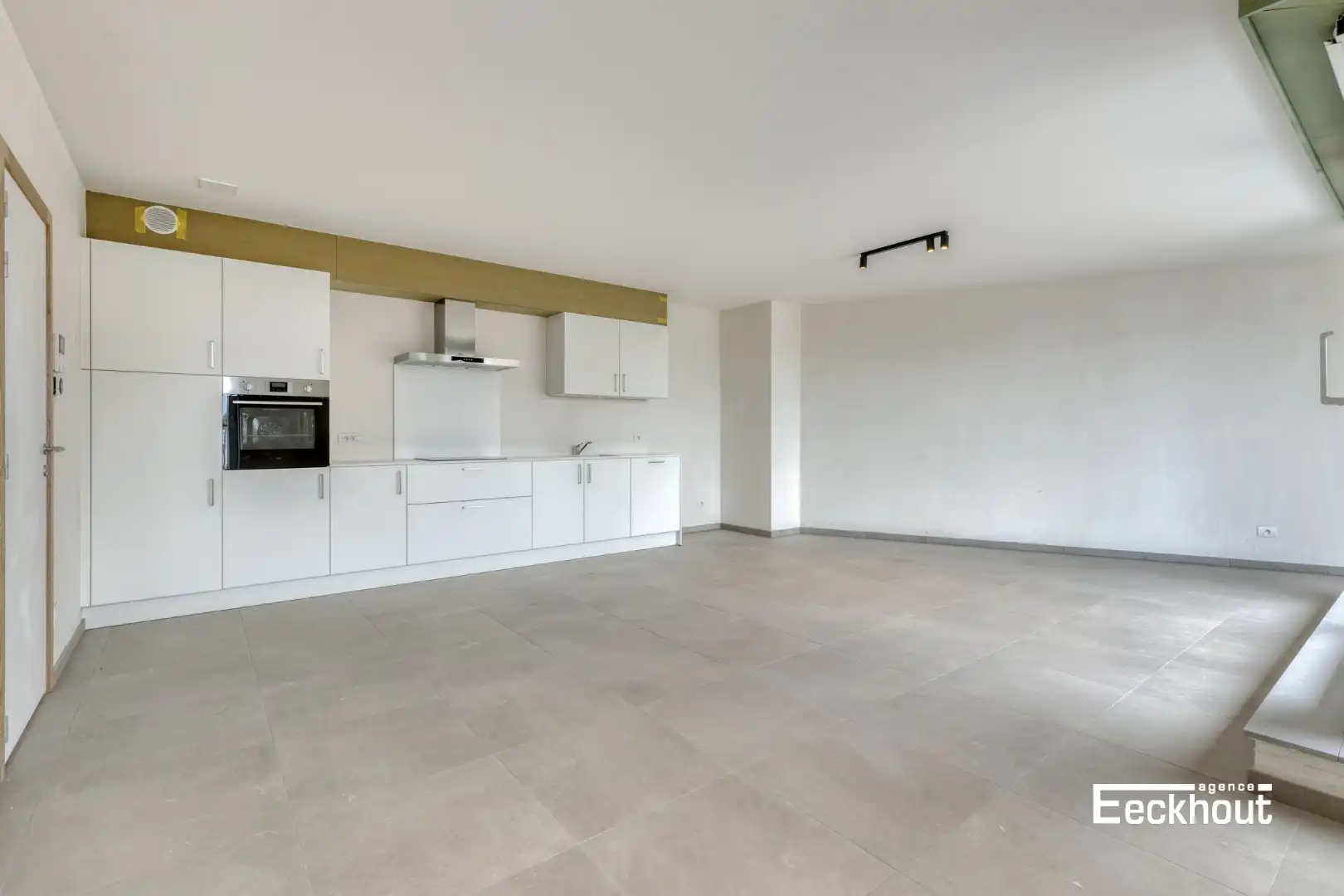 Nieuwbouwappartement met terras nabij alle voorzieningen te Bredene-Dorp! foto 3
