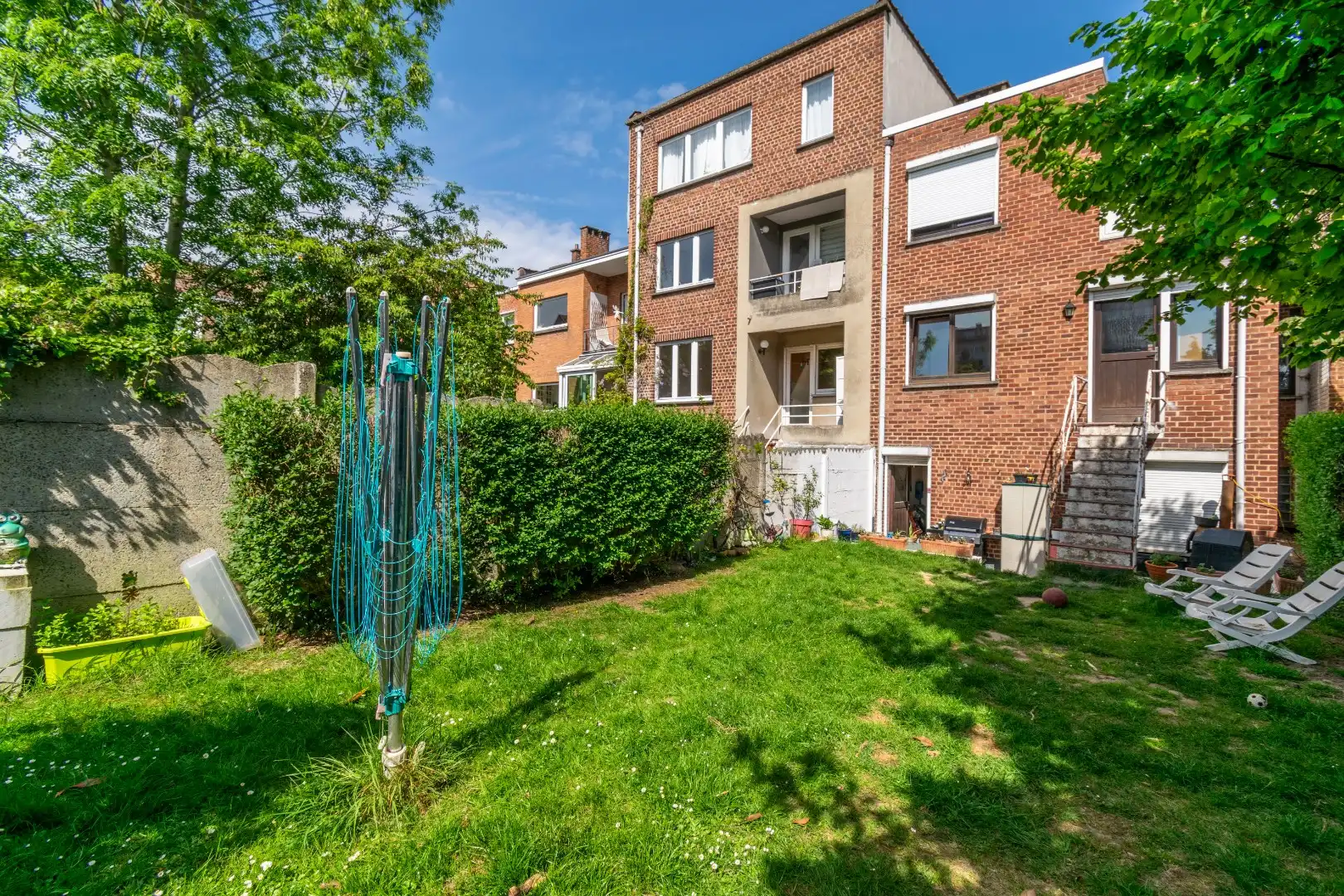 Een opbrengsteigendom bestaande uit 2 appartementen,  garage en tuin.  foto 4