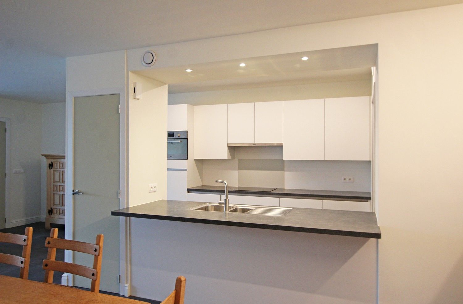Ruim, gelijkvloers appartement met 2 slaapkamers, terras en een autostaanplaats! foto 6