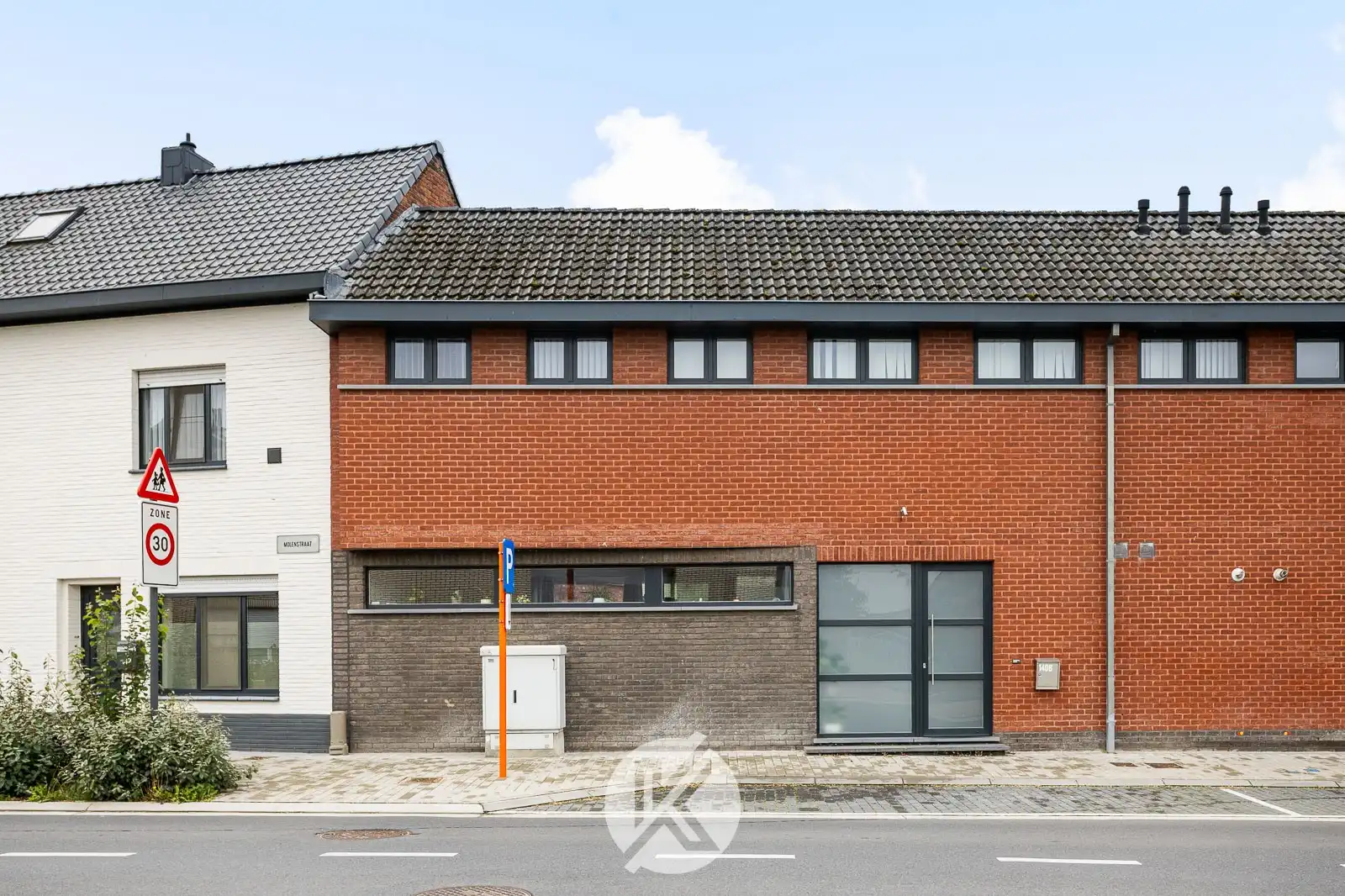 Moderne gezinswoning met aparte garage foto {{pictureIndex}}