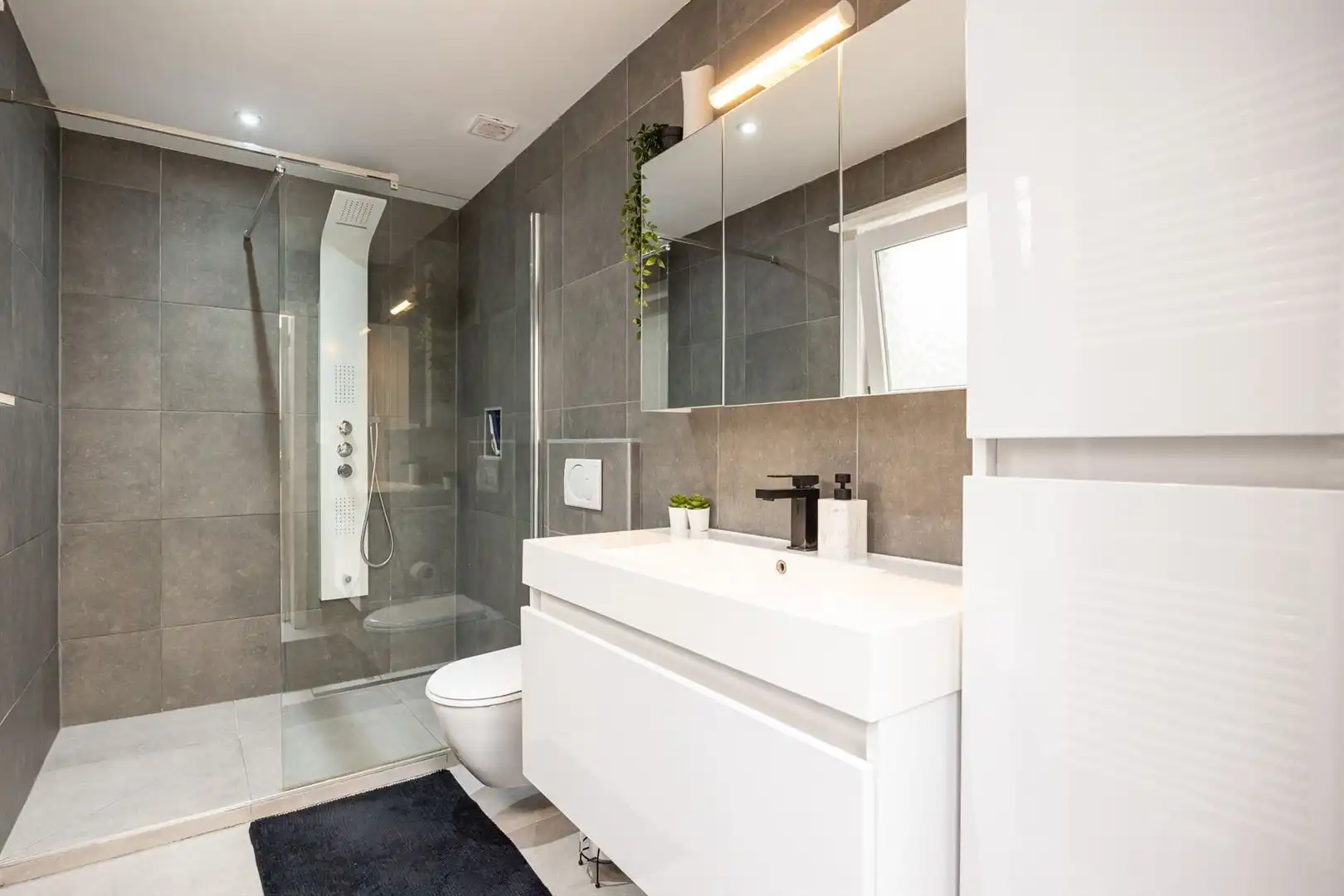 Compact comfort met zonnige tuin in Merksem

 foto 7