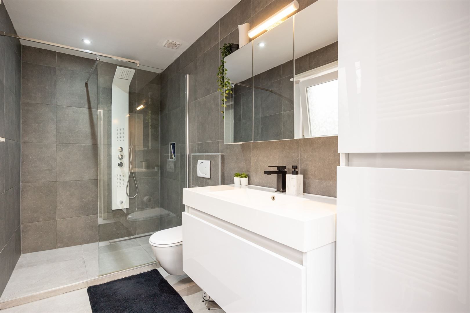 Compact comfort met zonnige tuin in Merksem

 foto 7