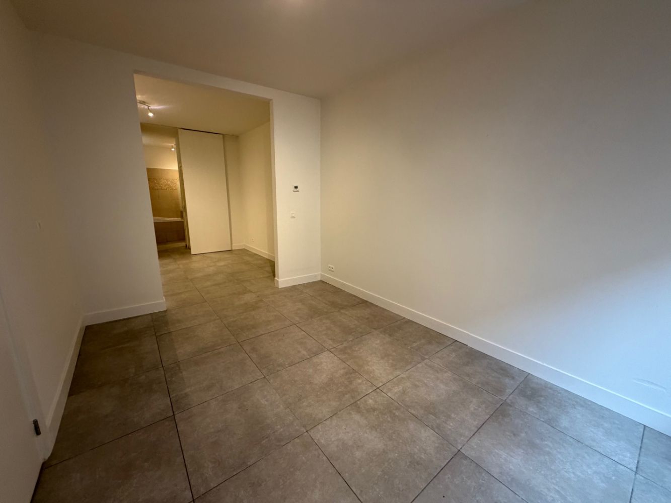 Gerenoveerde studio op het gelijkvloers. foto 2