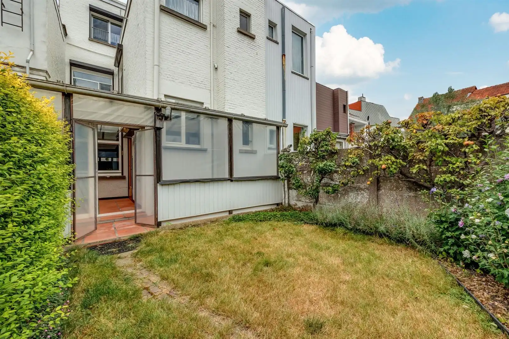 Royale 3-slaapkamerwoning met garage, werkplaats en tuin foto 8