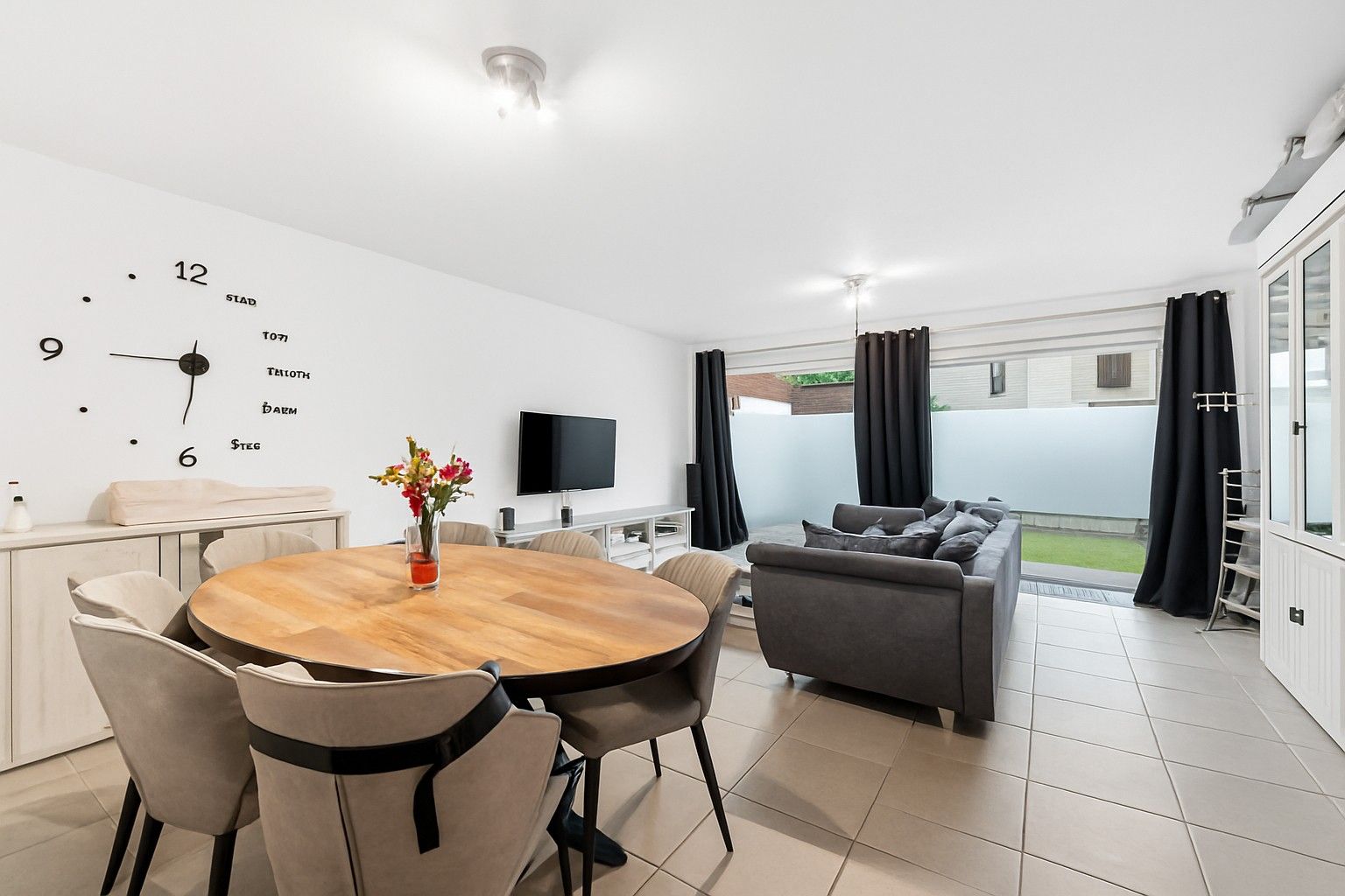 Lichtrijk gelijkvloers appartement met zuidgericht terras in het hart van Zomergem foto 5