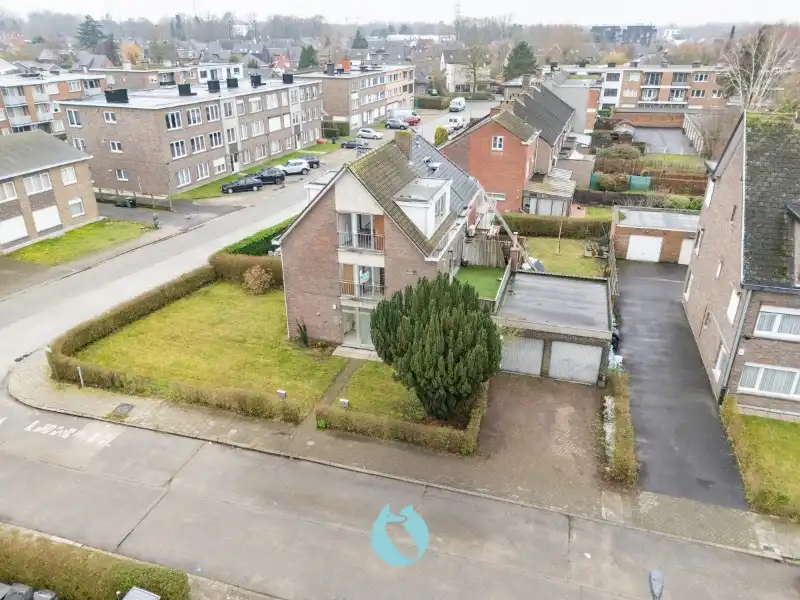 Kleinschalig gebouw met 2 appartementen en 2 garages foto 2