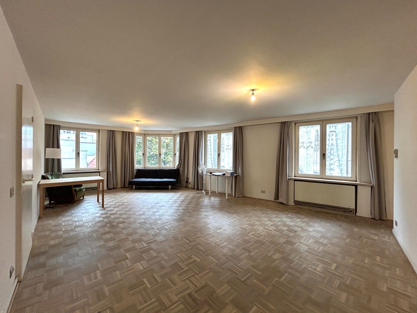 Instapklaar 1-slaapkamer appartement in hartje Kortrijk! foto 2