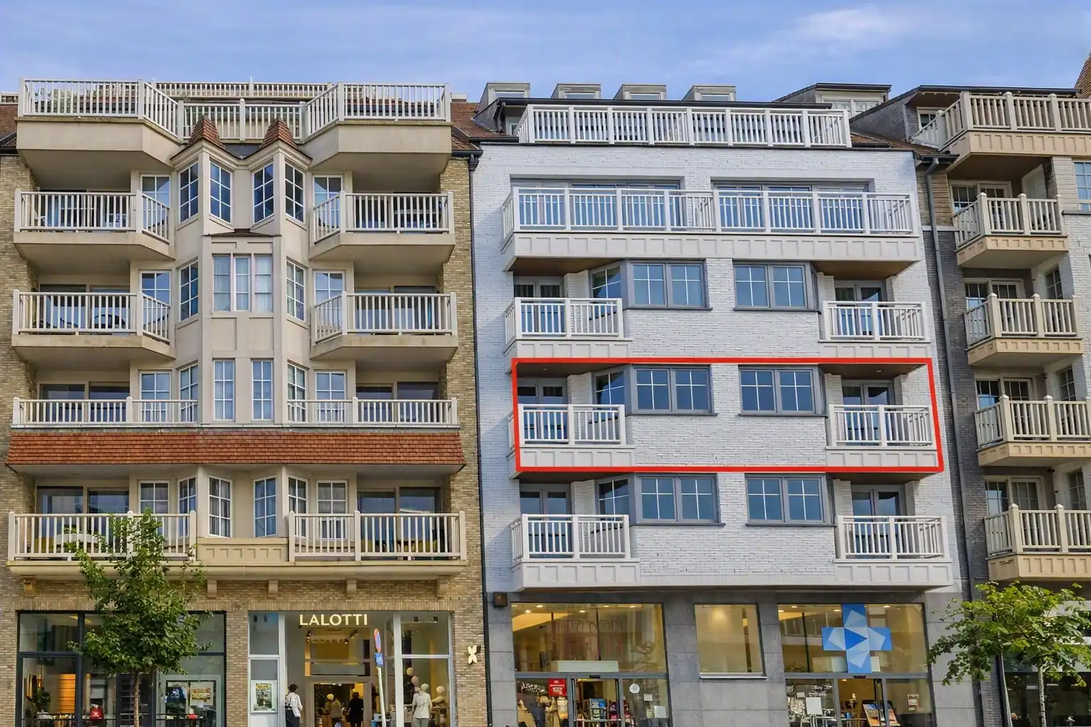Topaanbieding – Uitzonderlijk ruim appartement gelegen in een stijlvolle residentie. foto {{pictureIndex}}