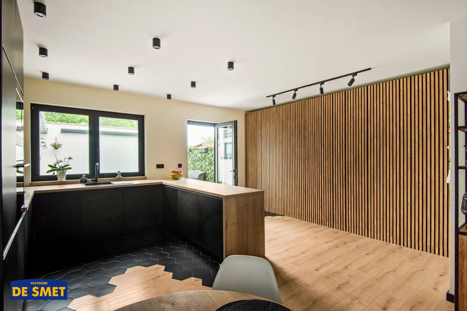 Luxueuze, volledig vernieuwde HOB met tuin en garage + oprit foto 10