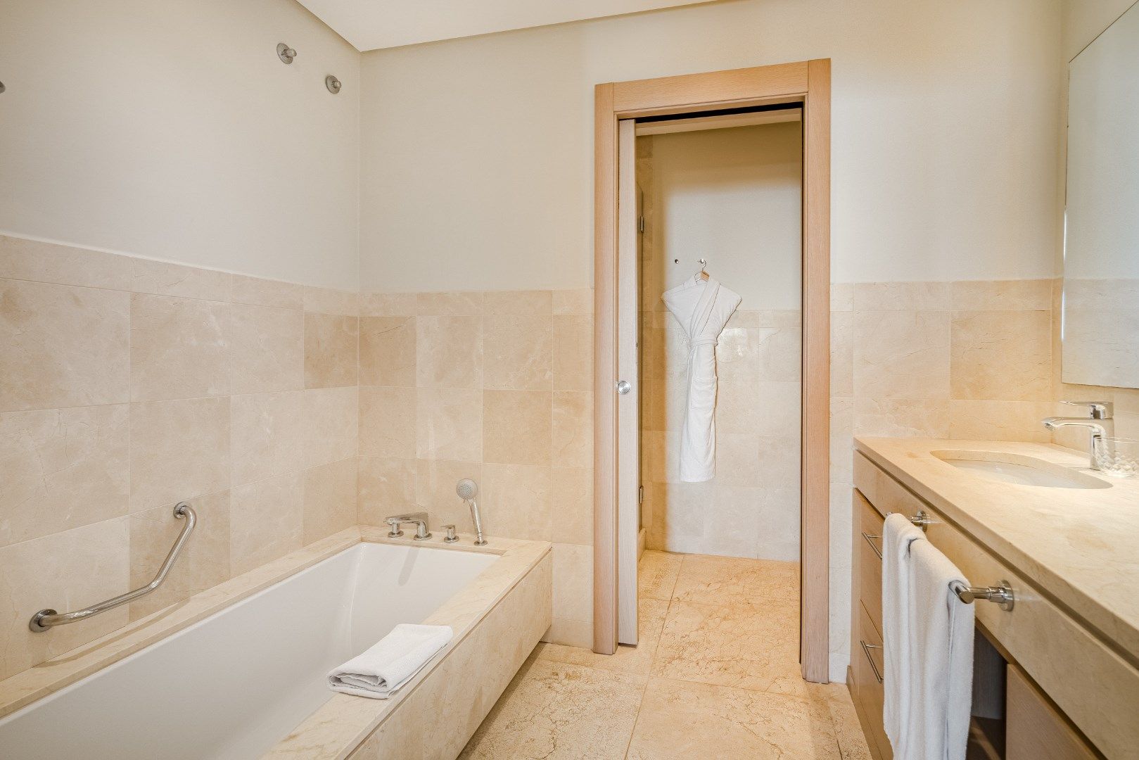 Luxueus appartement met prachtig zeezicht  foto 12