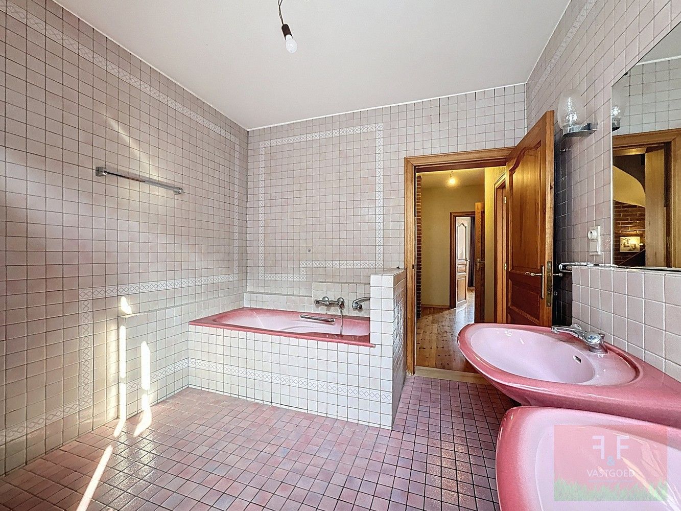 Winkelruimte en triplex appartement met 4 slaapkamers en aparte garage foto 15