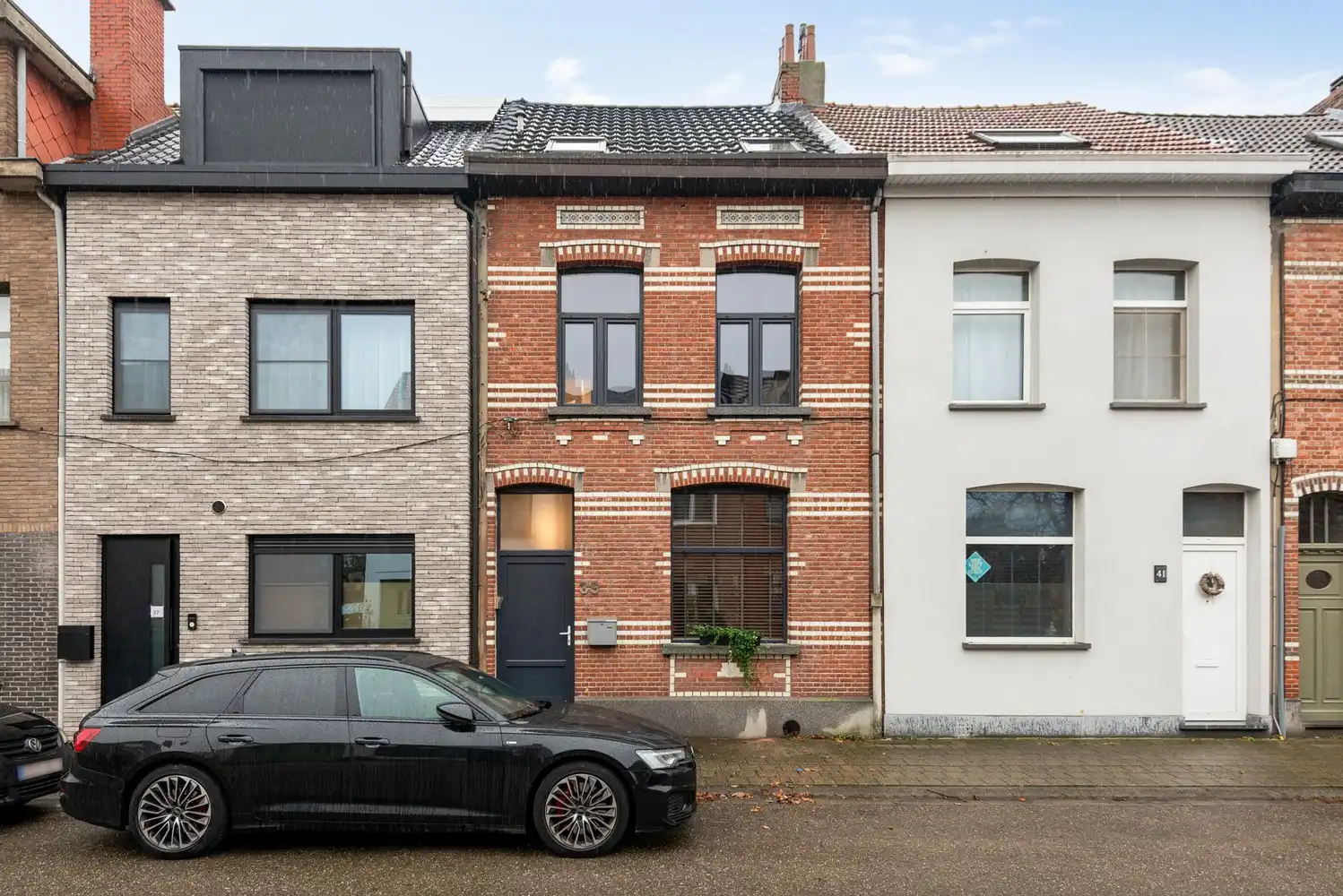 Charmant, gerenoveerd huis met 4 slaapkamers, 2 badkamers en gezellige tuin in Wijnegem! foto 2