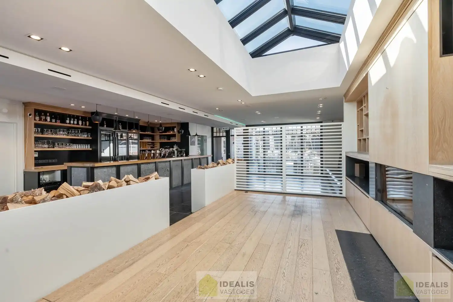 IDEALIS VASTGOED - “Het Brouwershof”, een prachtig pand met een rijke geschiedenis gelegen op het Itterplein op een unieke locatie!! Dit handelspand, een voormalige brasserie, omvat maar liefst ca.420m² bruikbare oppervlakte en is momenteel ingericht als horecazaak met een ruime brasserie met knappe bar, aansluitend volledig uitgeruste keuken, stijlvol ingerichte sigarenkamer, achterliggend een grote feestzaal,  en een ruim afgesloten terras met overdekte lounge. Daarnaast wordt ook het gerenoveerde duplex appartement, gelegen op de 1ste en 2de verdieping van maar liefst ca.155m² bewoonbare oppervlakte en voorzien van een ruime woonkamer met aansluitend keuken, badkamer voorzien van bad en douche, 3 slaapkamers en ruim dakterras aangeboden. Uiterst geschikt voor kandidaten op zoek naar een handelspand met woonst op een toplocatie midden in hartje Opitter, Bree! foto 7