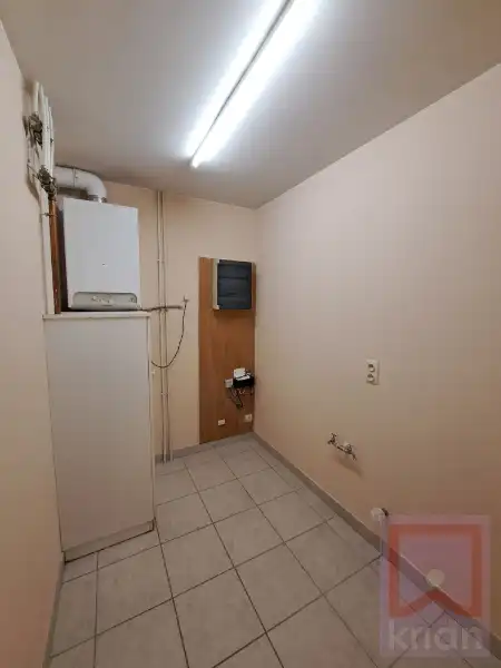Ruim duplexapp met 3 slaapkamers, 2 auto staanplaatsen en tuin. foto 12