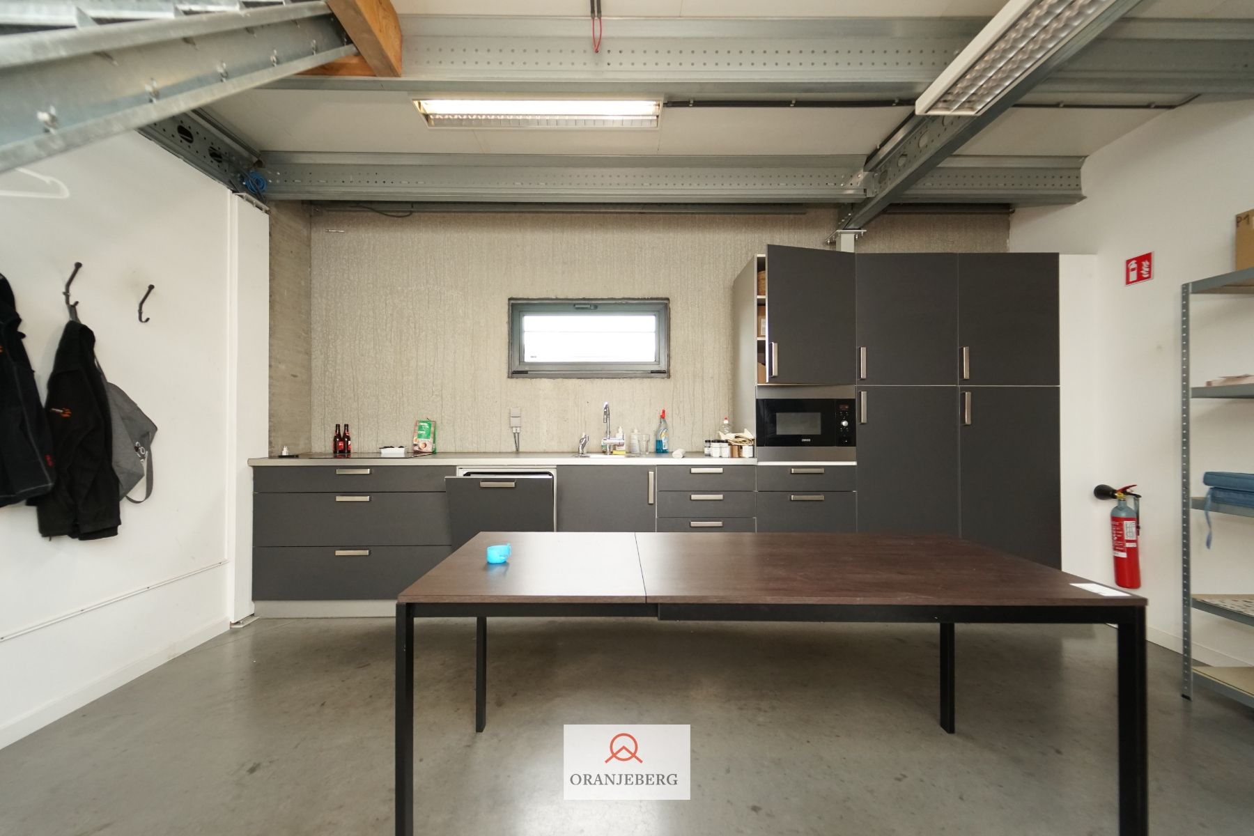 In de schaduw van de IKEA: winkel-magazijn van 750 m² +P! foto 22