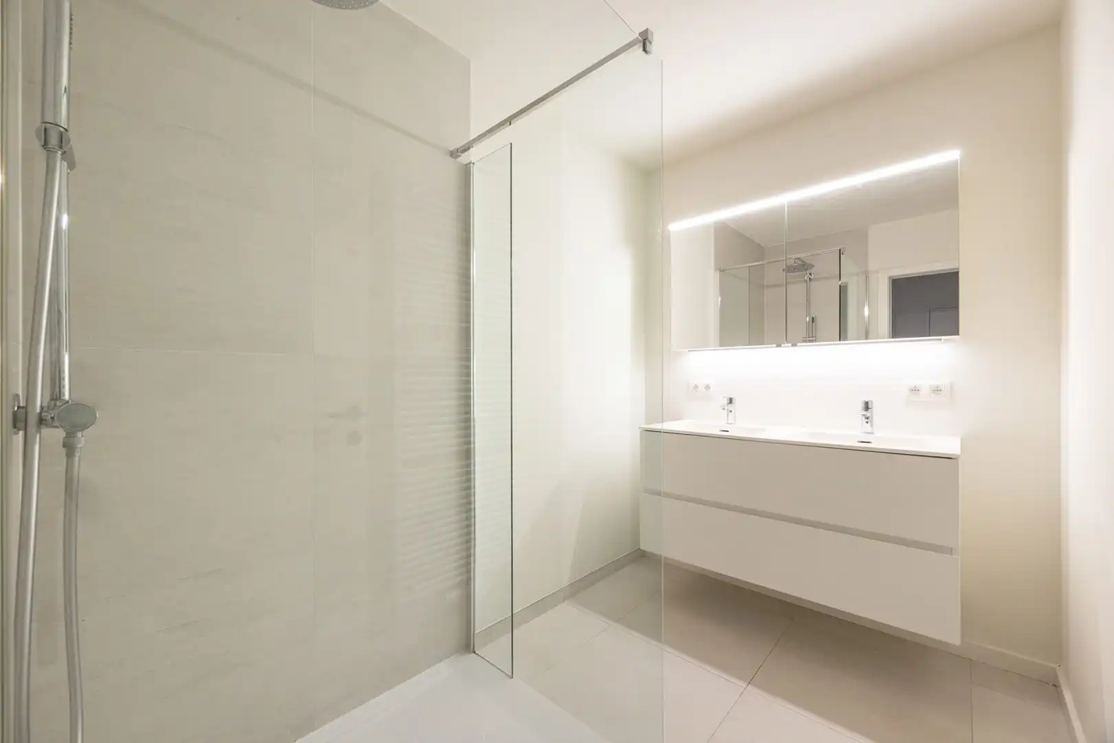 INSTAPKLAAR APPARTEMENT + DUBBELE GARAGE + P foto 9