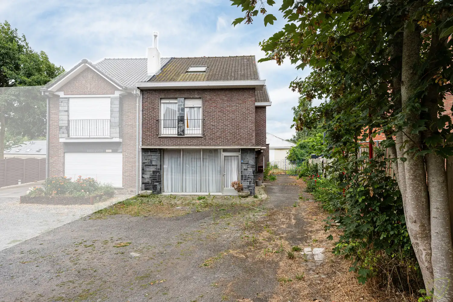 Ruime gezinswoning te koop in Eeklo met 3 slaapkamers met een ruime loods achteraan, die perfect voor een combinatie van comfortabel wonen en werken kan zijn. foto 26