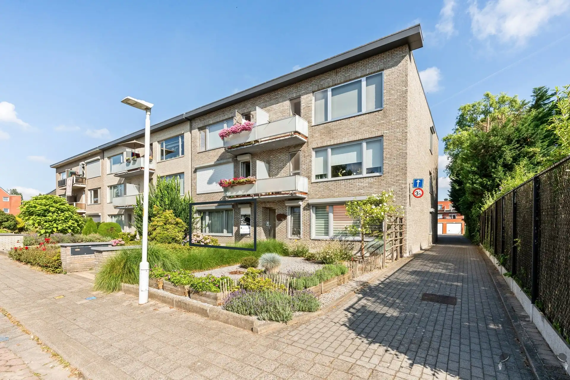 Op te frissen gelijkvloersappartement met 3 slpk's, tuin en garage foto 2