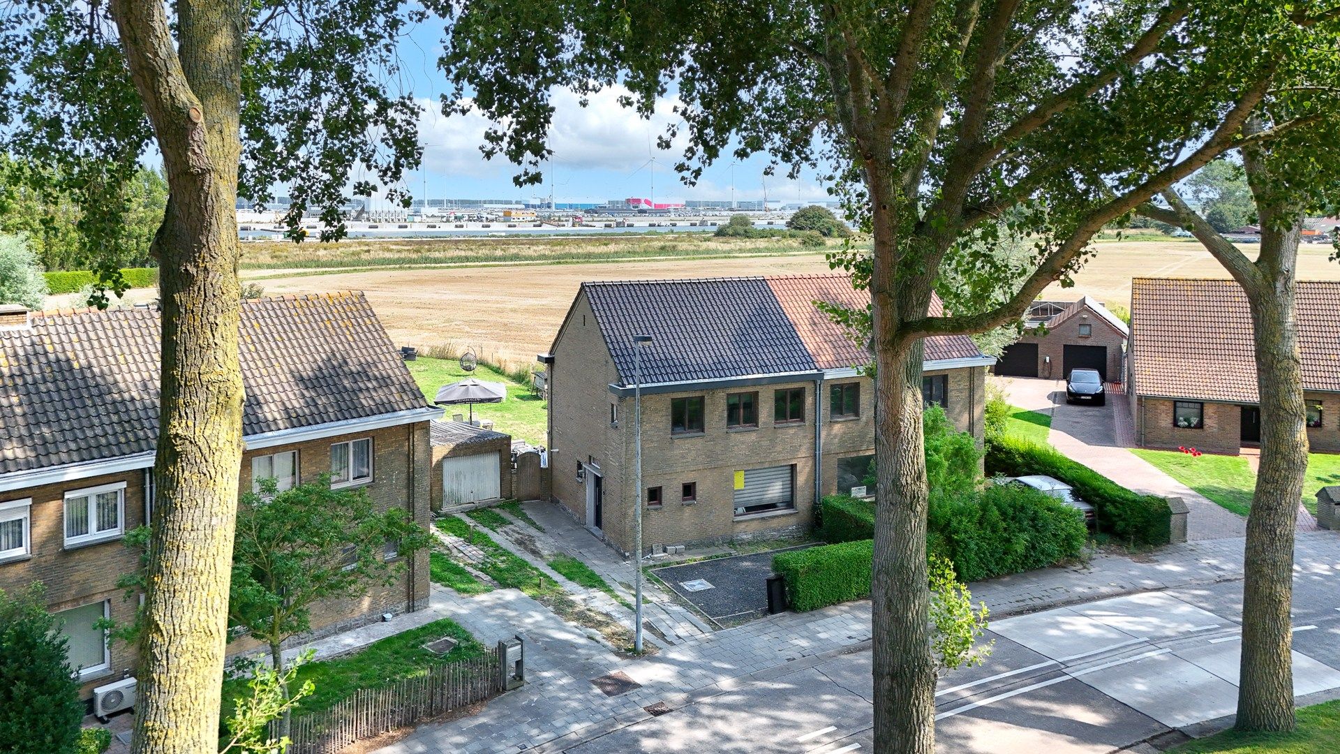 Halfopen woning op een mooi perceel van 655m² te Lissewege foto {{pictureIndex}}