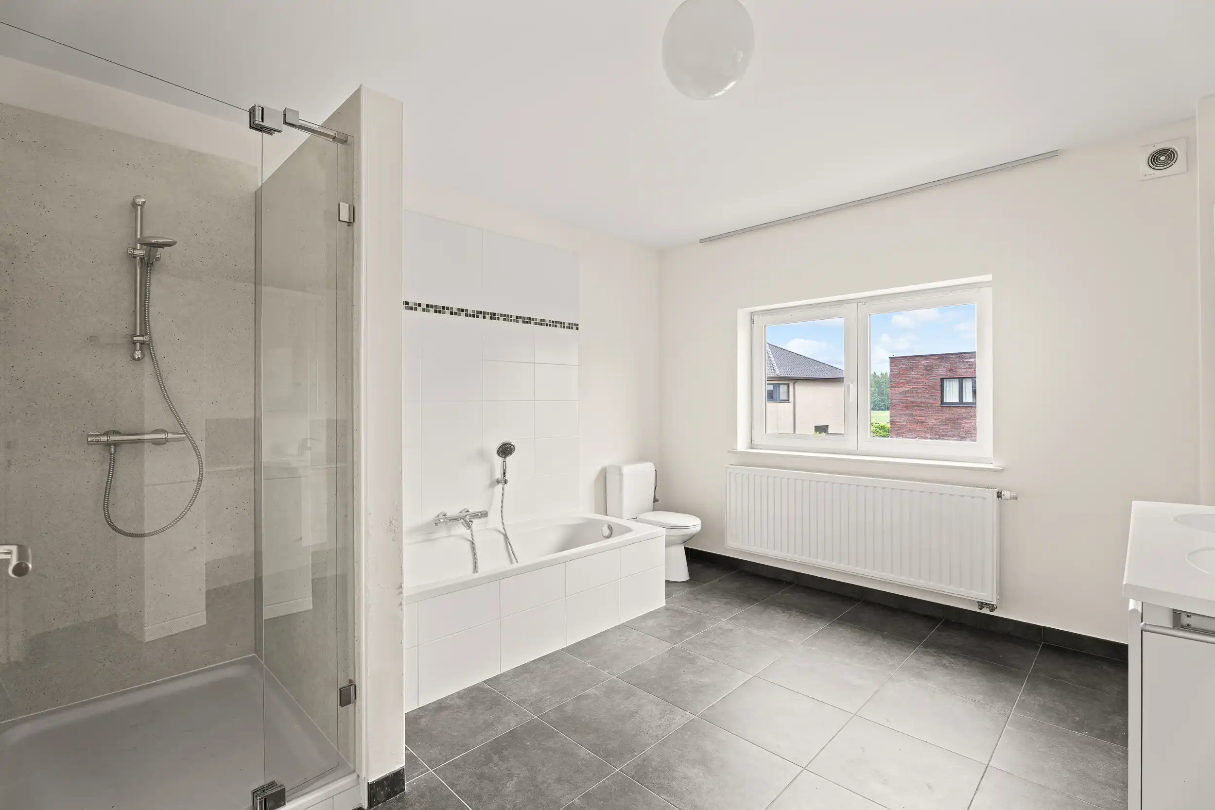 Moderne en energiezuinige gezinswoning in hartje Lochristi foto 8