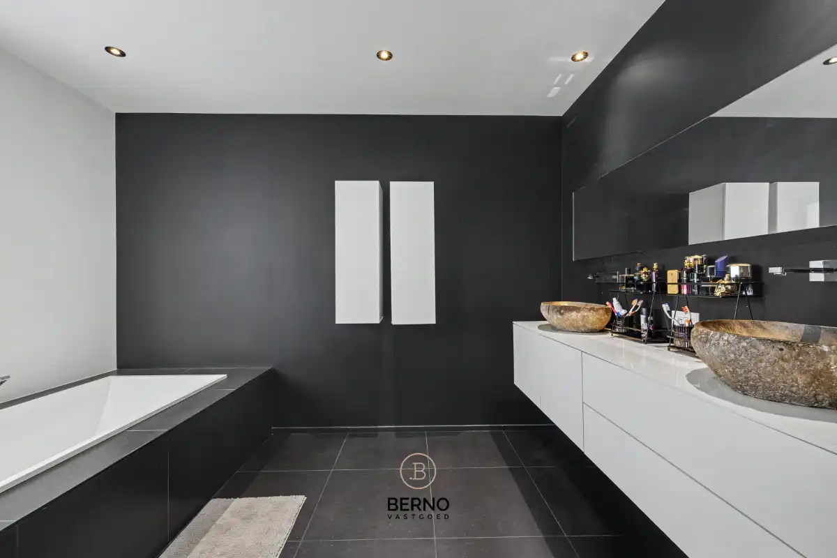 Exclusieve en moderne villa met luxe afwerking foto 17