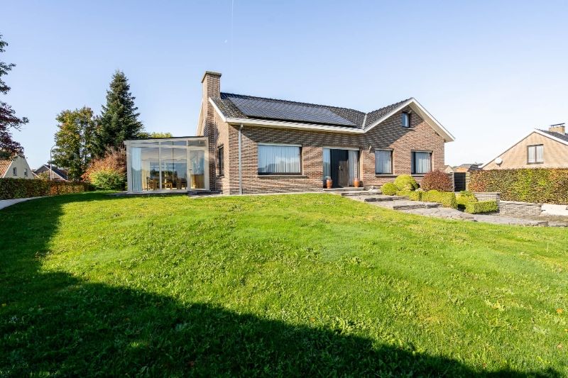 Exclusieve alleenstaande villa met zuidgerichte tuin en volledige onderkeldering! foto 3