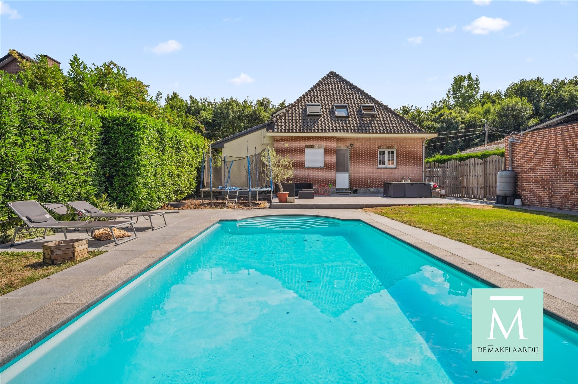 Ruime villa met aparte studio en prachtige tuin met zwembad foto 2