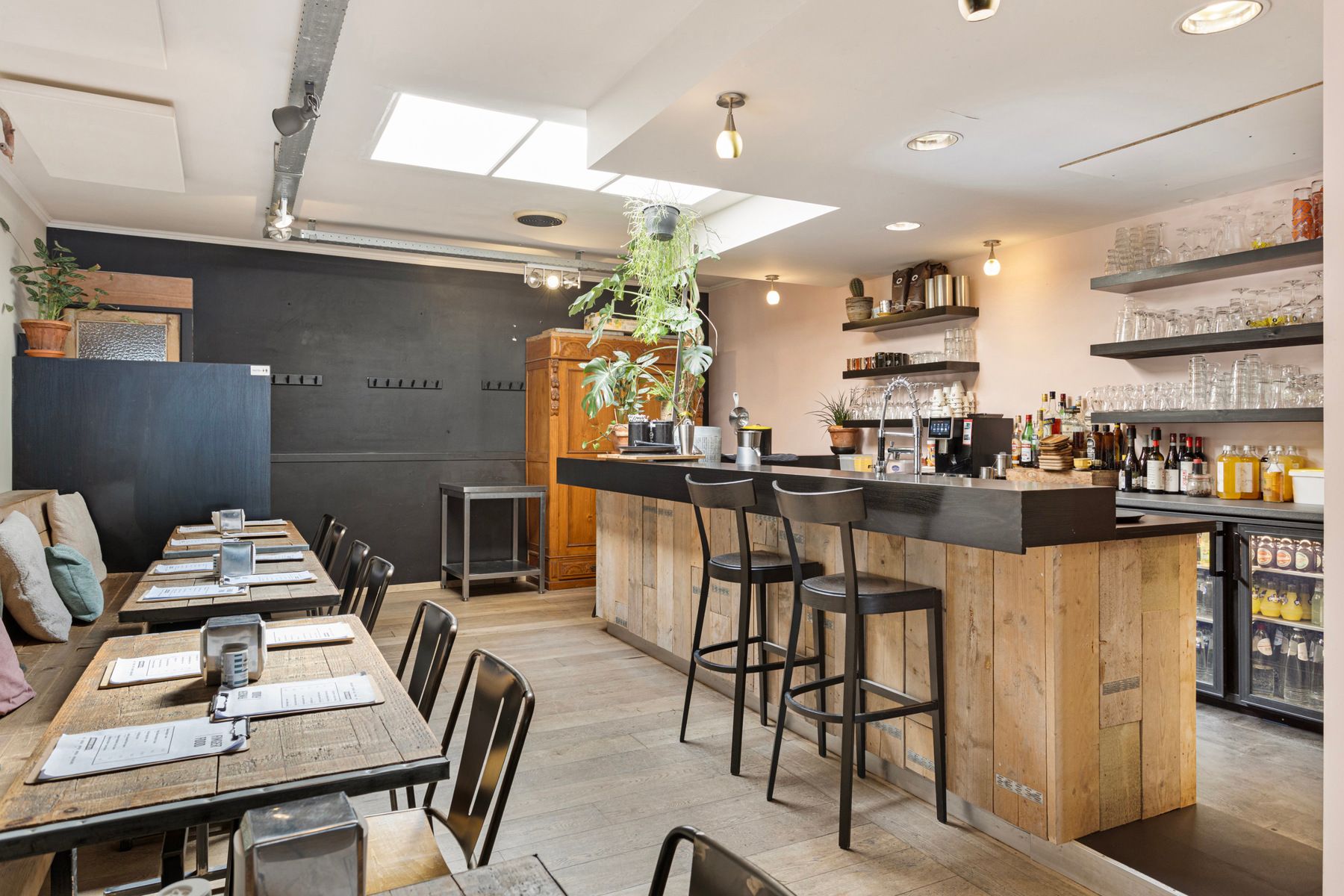 Gebouw momenteel ingericht als restaurant op stationsplein van Halle. foto 9