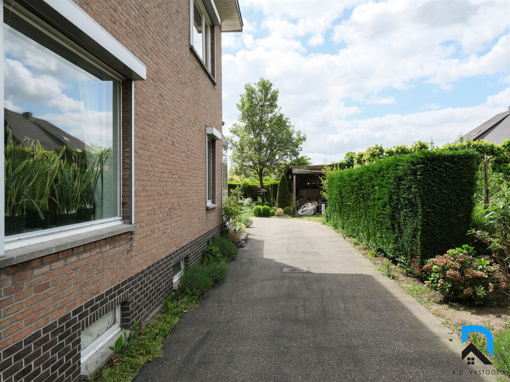 Halfopen bebouwing met tuin op toplocatie foto 24