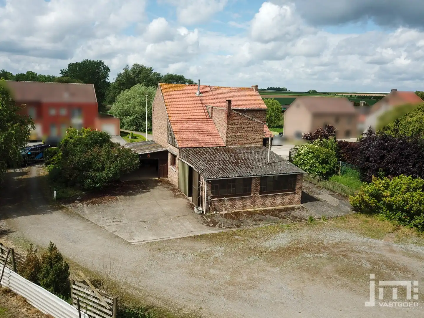 Woning met grote stallen foto 13