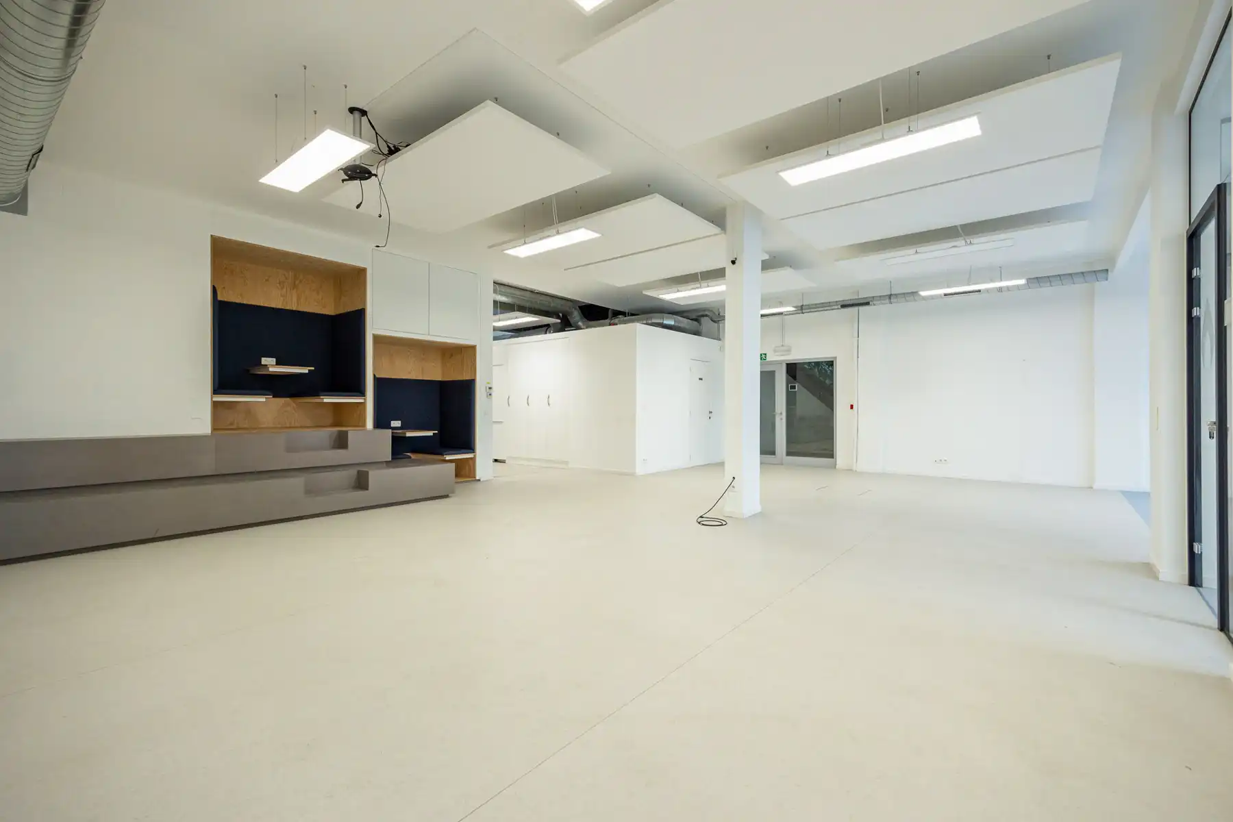 Instapklaar kantoorgebouw te koop in Merksem foto 31