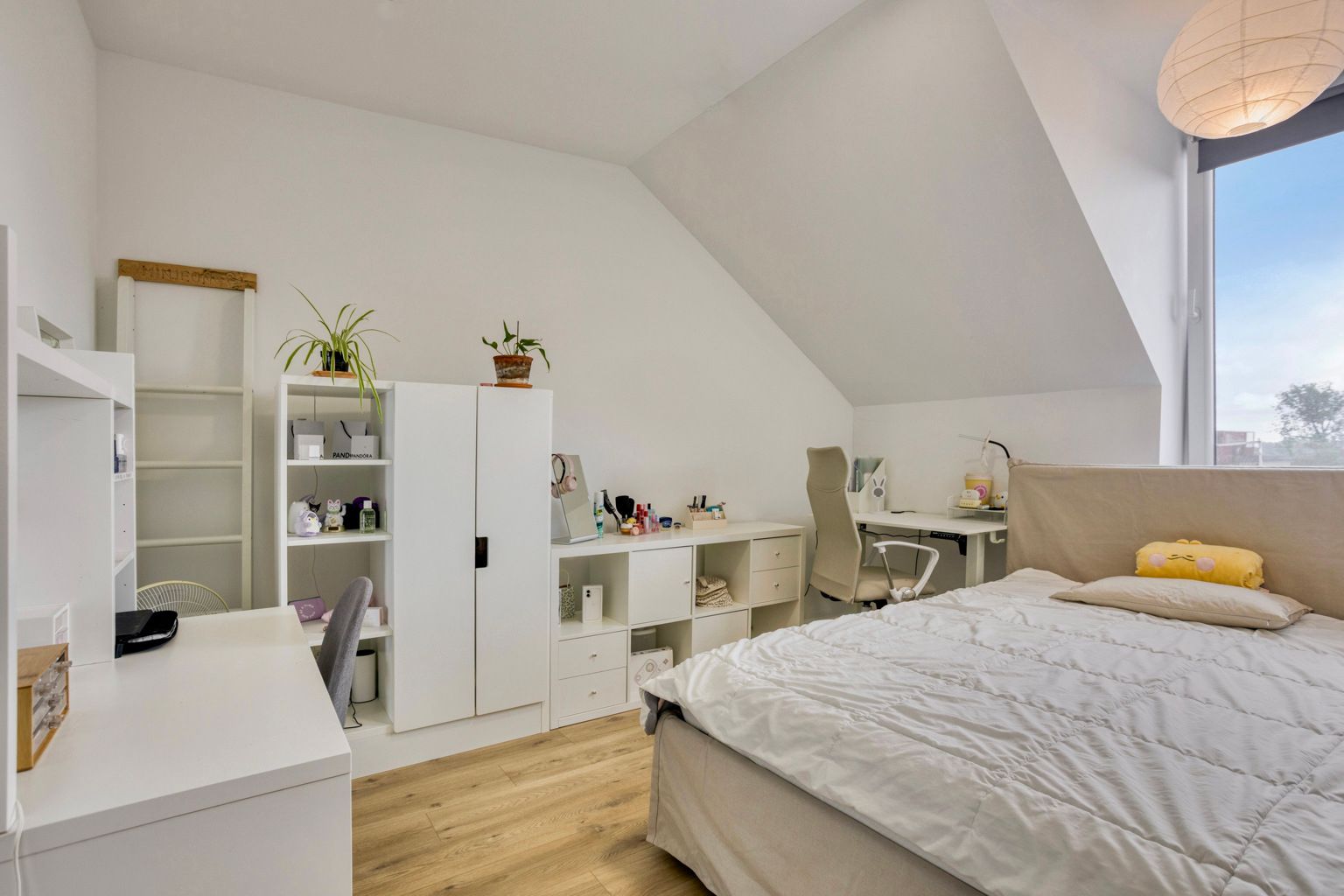 Totaal gerenoveerde woonst met tuin en staanplaats foto 14