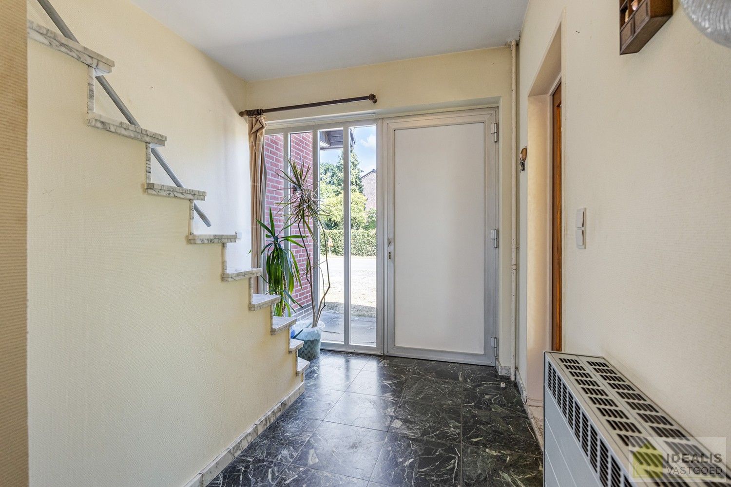 RUSTIG GELEGEN OP TE KNAPPEN EENGEZINSWONING MET 3 SLAAPKAMERS! - De woning omvat maar liefst 166m² bewoonbare oppervlakte met ruime woonkamer, keuken, 3 slaapkamers, badkamer, garage. De woning is rustig gelegen op een perceel met een opp. van 6a 21ca. foto 4