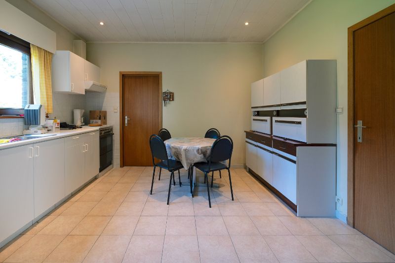 Op te frissen / te renoveren woning met tuin in residentiële buurt foto 9