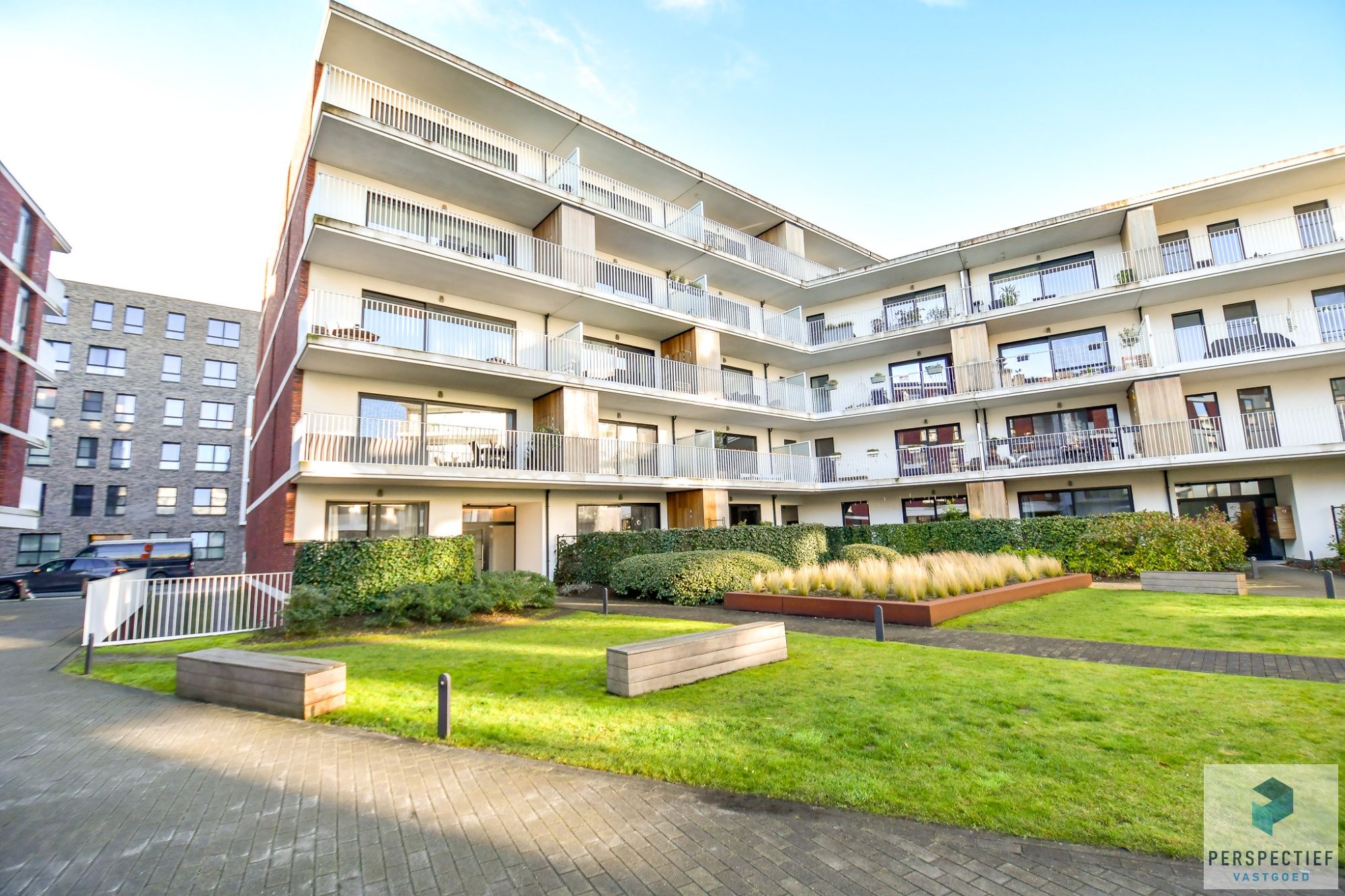 Ruim lichtrijk appartement (89m²) met  ZONGERICHT TERRAS, 2 SLPKS & AUTOSTAANPLAATS foto {{pictureIndex}}