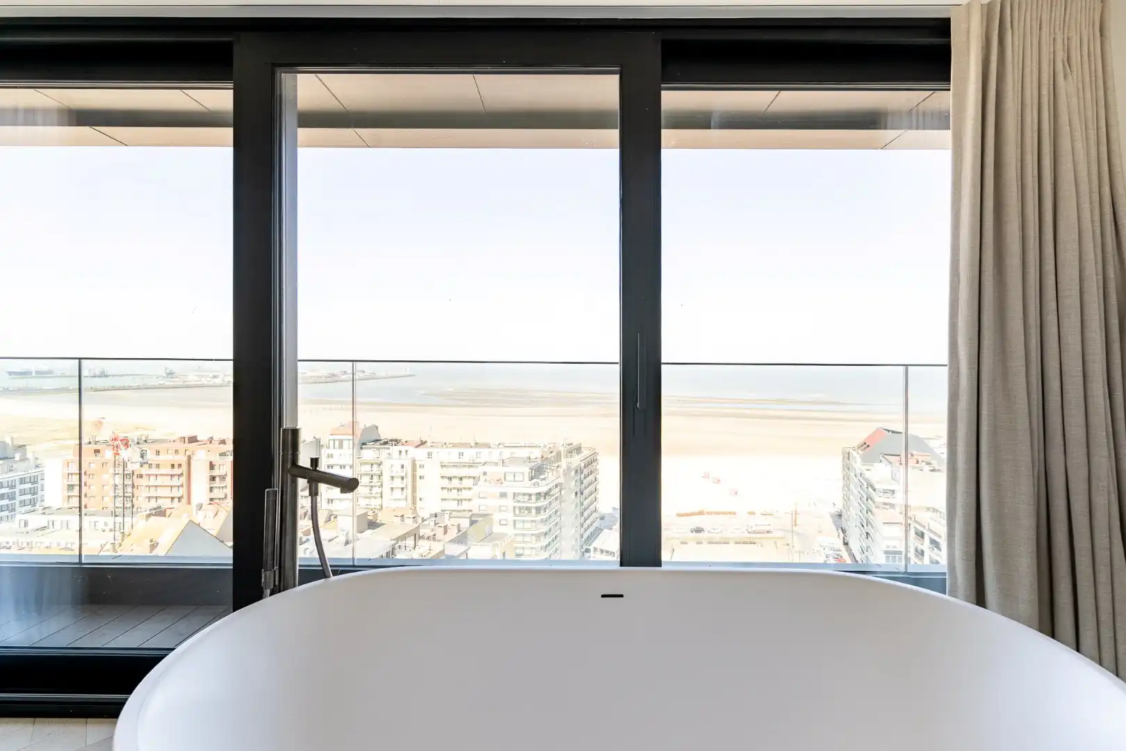 Luxueus nieuwbouwappartement met panoramische verzichten foto 14