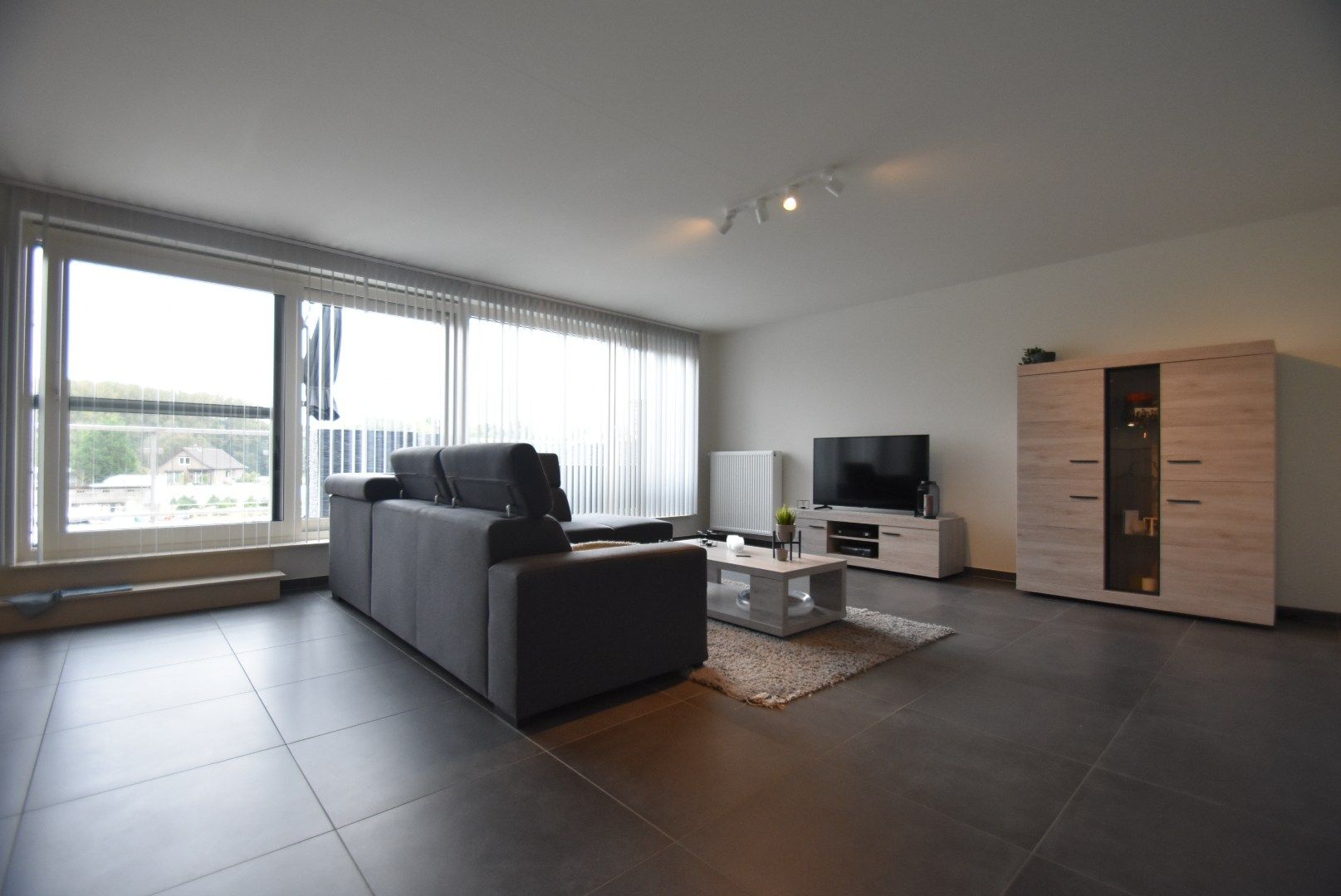 Knap ingericht  en ruim appartement met 2 slaapkamers en groot terras foto 16