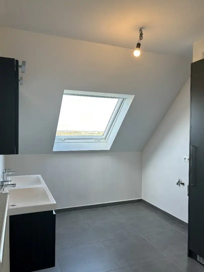 KWALITATIEF AFGEWERKT DAKAPPARTEMENT MET 2 SLAAPKAMERS, GARAGEBOX EN AUTOSTAANPLAATS foto 8