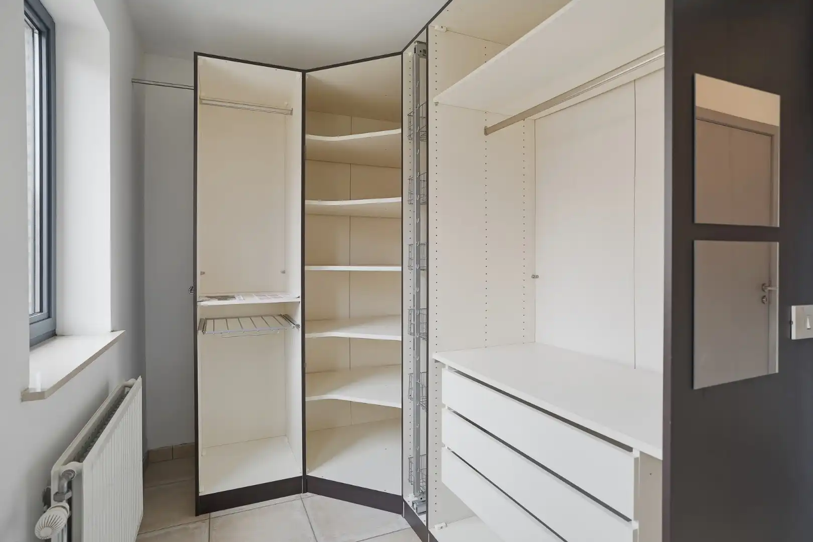 Instapklare rijwoning met garage op toplocatie in hartje Sint-Michiels foto 9
