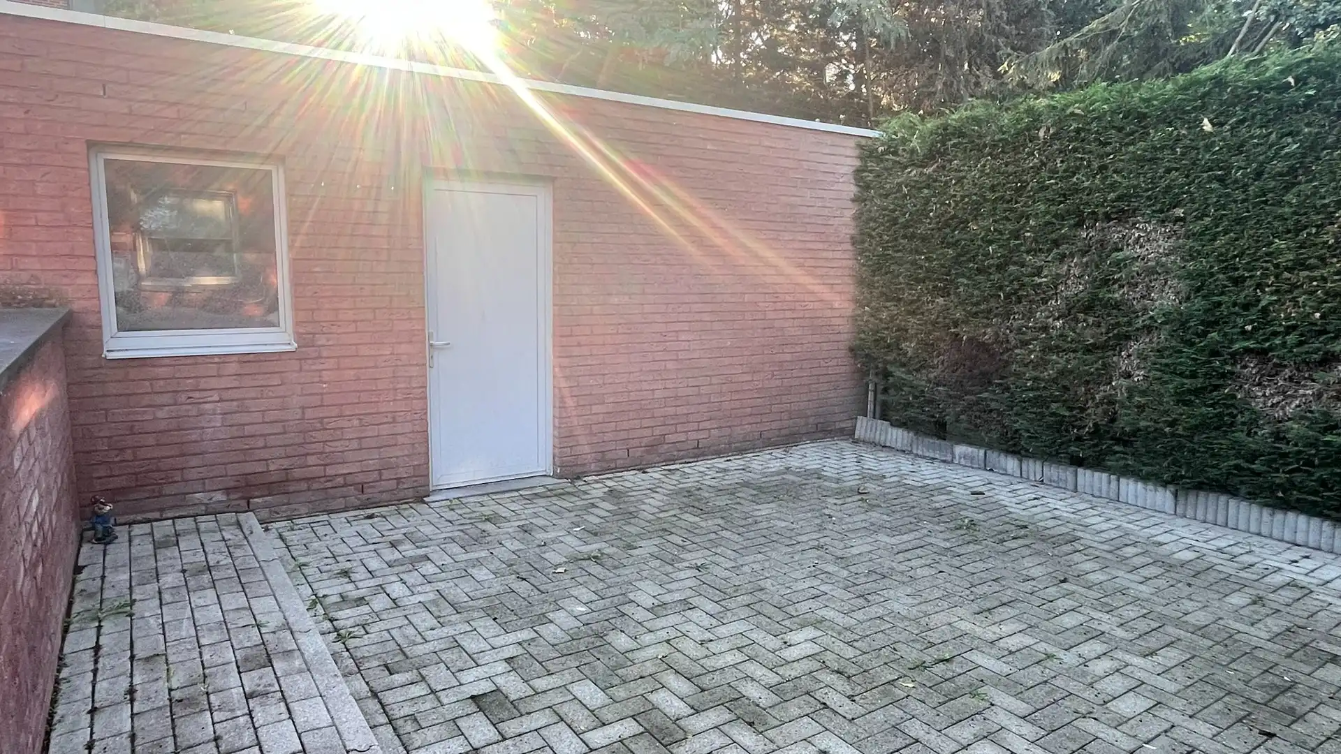 Gelijkvloers appartement met terras en private garage foto 11