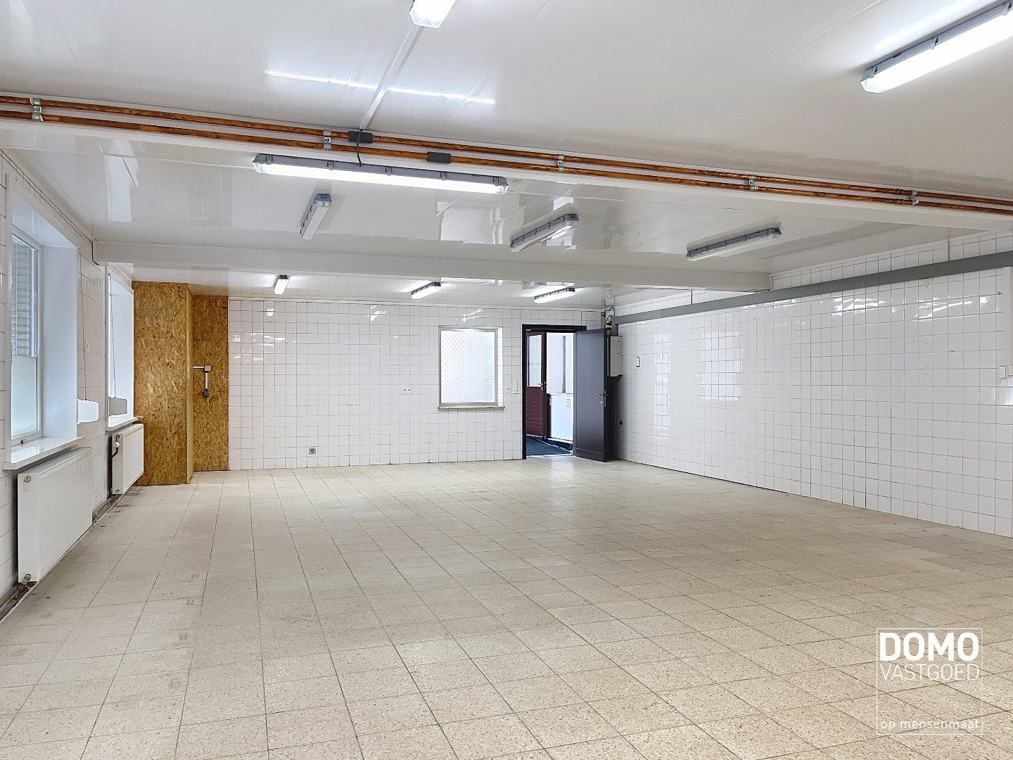 Commercieel gelegen handelspand met inclusief bovenliggend appartement te Kermt. foto 10