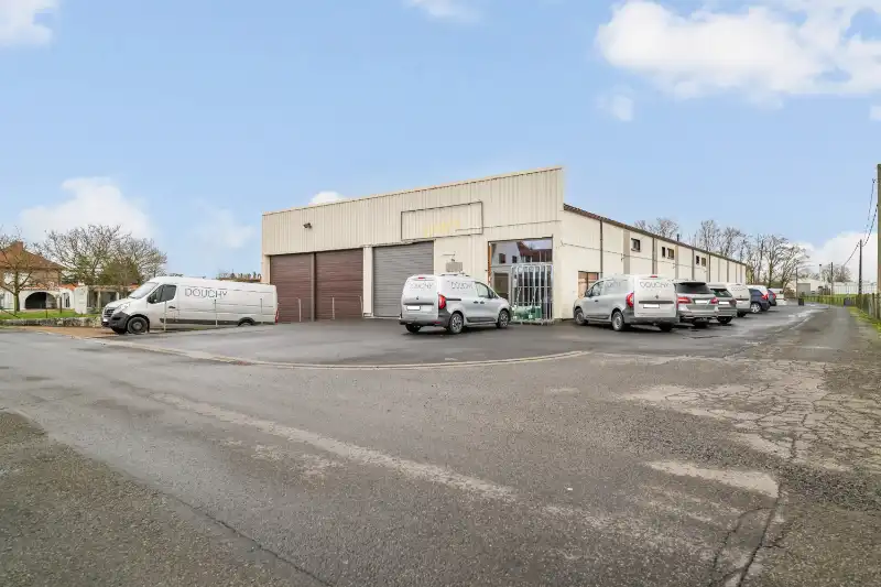Oostnieuwkerke. Bedrijfsgebouw van 965m2 met overkapping, recente kantoren, parking en koer... Gelegen in een ambachtelijke zone op een perceel van +/- 3465m2. foto 5
