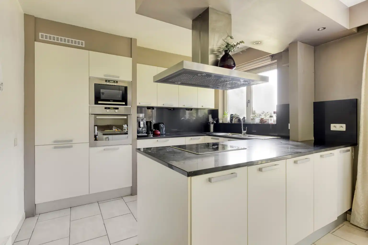 Hoofdfoto van de publicatie: Gerenoveerd 3-slaapkamerappartement met staanplaats