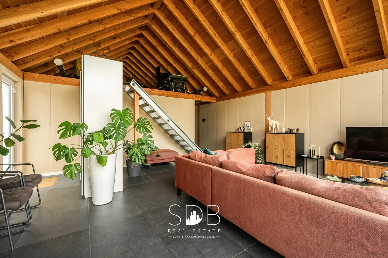 Charmante woning met aparte kantoorruimte op 14.569 m² foto 6