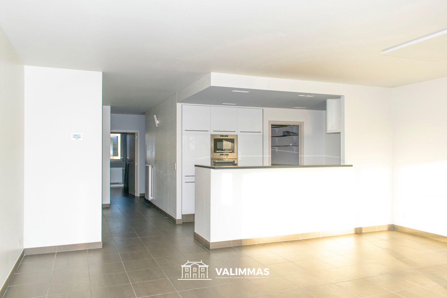 Instapklaar appartement met terras, kelder en event. garage. foto 16