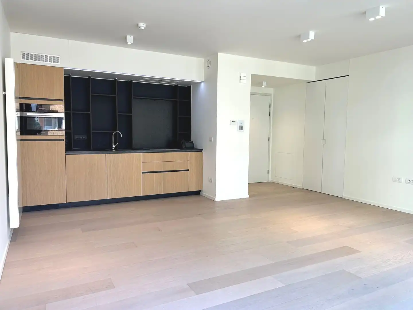 Perfect afgewerkte assistentieflat  te Oostduinkerke-bad foto {{pictureIndex}}