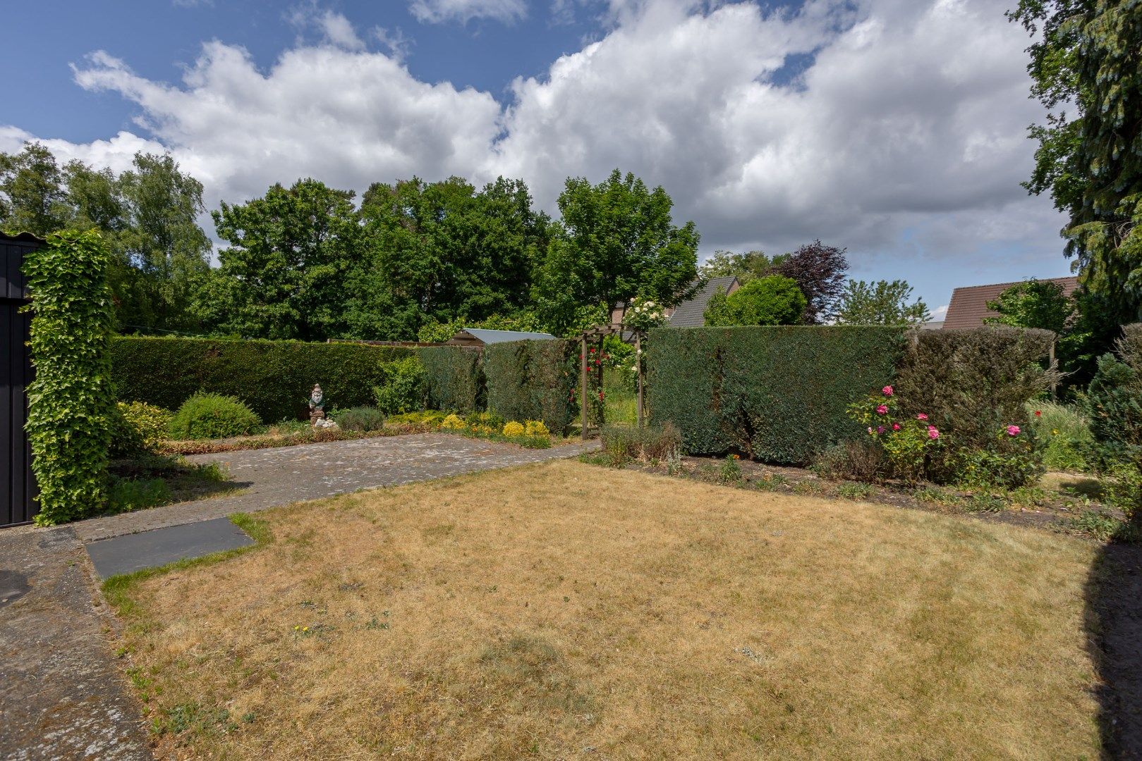 Deze ruime, te renoveren woning wordt verkocht. foto 36