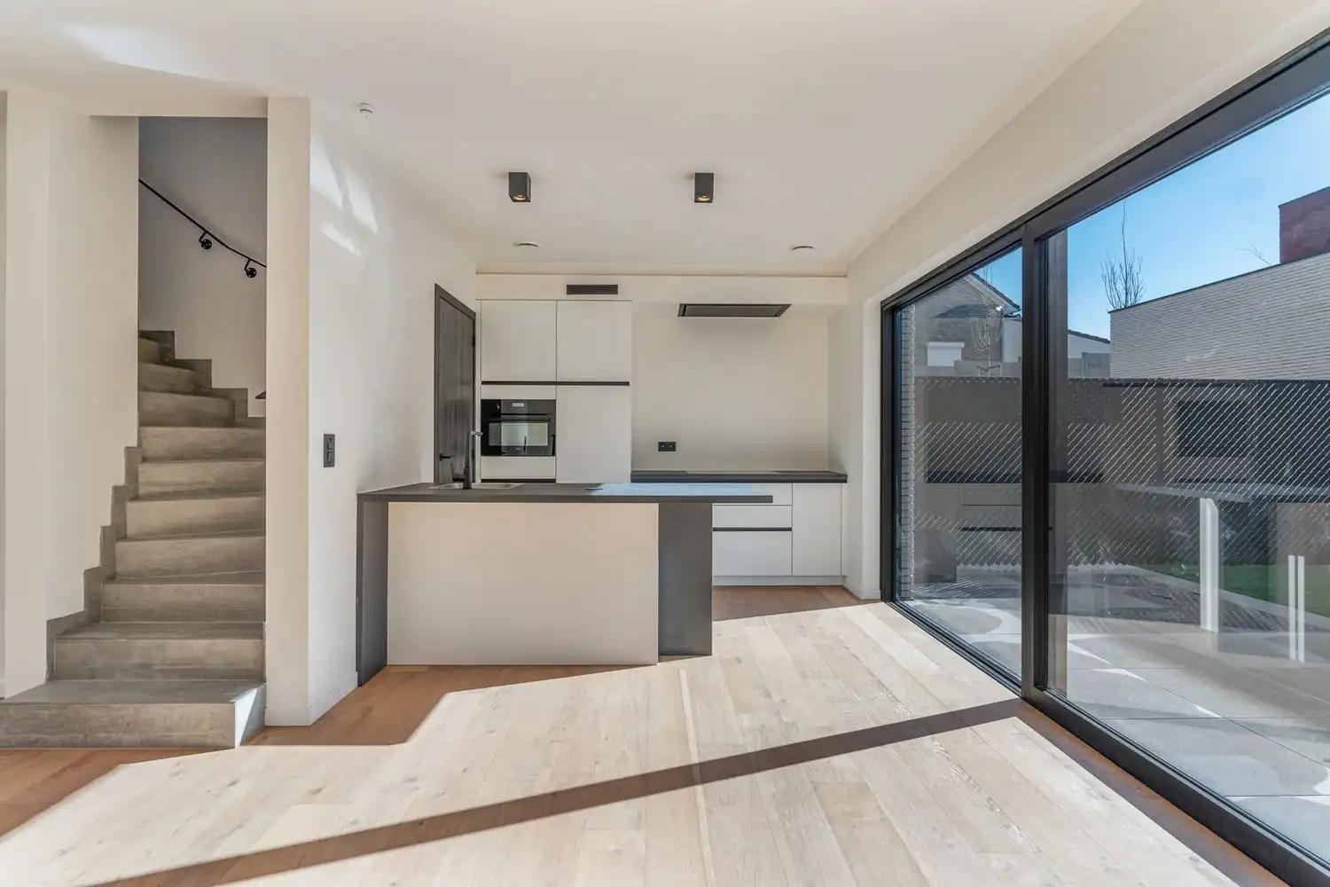 Instapklare nieuwbouw rijwoning met 3 slaapkamers en ruim terras! foto 5